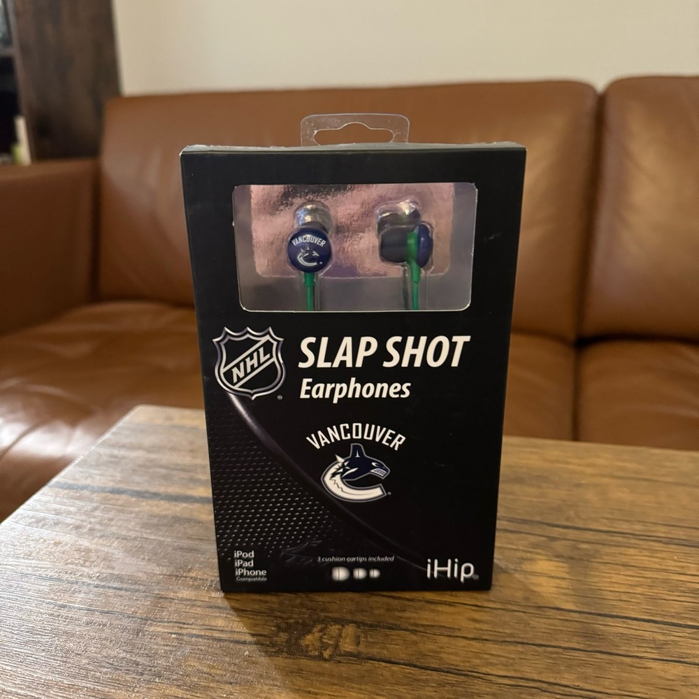 Canucks earphones